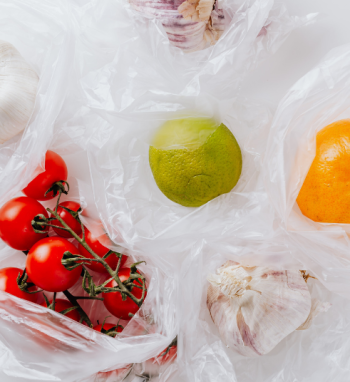 Lietuvos gyventojas per metus sunaudoja daugiausia lengvų plastikinių maišelių – 294, belgas – 10