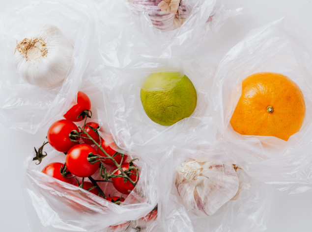 Lietuvos gyventojas per metus sunaudoja daugiausia lengvų plastikinių maišelių – 294, belgas – 10