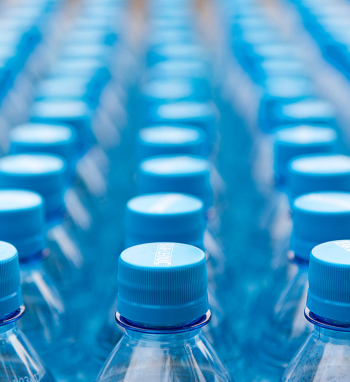 Įsigaliojo draudimas tiekti rinkai plastikinius butelius ir kombinuotą gėrimų tarą su...