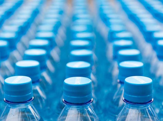 Įsigaliojo draudimas tiekti rinkai plastikinius butelius ir kombinuotą gėrimų tarą su...
